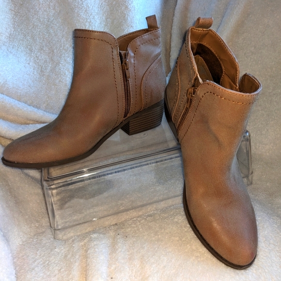 G by Guess tan booties‎ - Picture 1 of 9